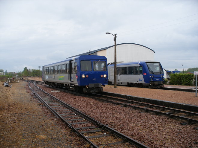 L'X 242 passe devant l'X 74501 à Romorantin-Lanthenay.JPG
