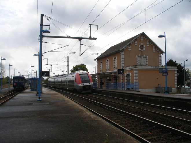 Correspondance en gare de Gièvres entre un B 81500 bourguignon et l'X 242.JPG