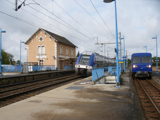 Correspondance entre la Z 27832 et l'X 242 en gare de Gièvres.JPG