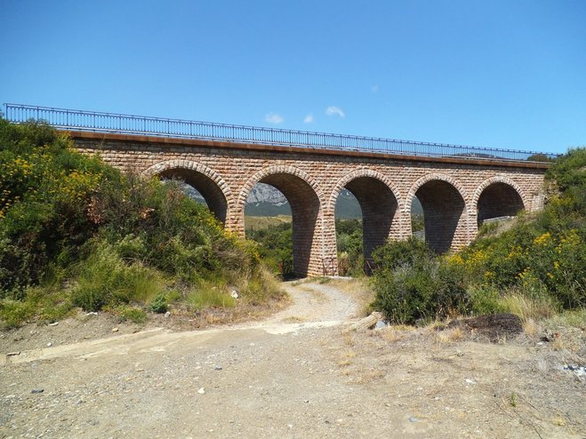 Pont maçonné en pierres roses des Pyrénées à St Paul de Fenouillet.jpg