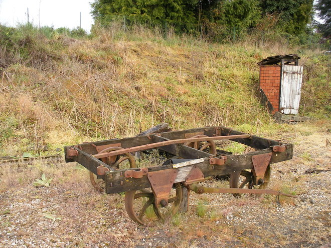 Lorry et cabane au fond du jardin en gare de Valençay.JPG