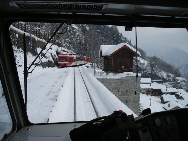 Croisement régulier de la Z 803 et de la Beh 4.8 N°72 en gare du Trétien enneigée.JPG