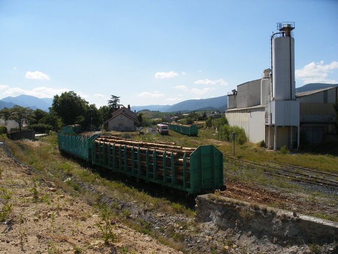 Autorail Caravelle et wagons grûmiers en gare de St Paul de Fenouillet.JPG