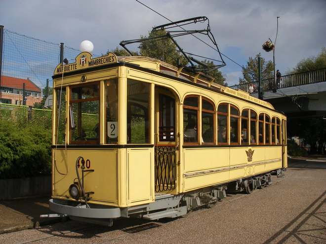 Gros plan sur le tram N°420 à l'arrêt Vent de Bise.JPG