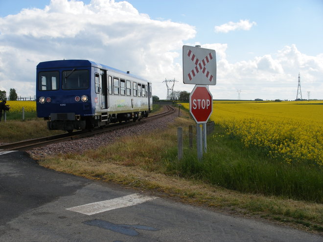 L'X 242 franchit le PN 227 à quelques  distances de Valençay.JPG