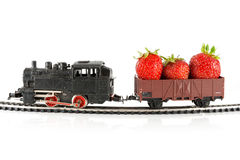 train-avec-des-fraises-33559134.jpg