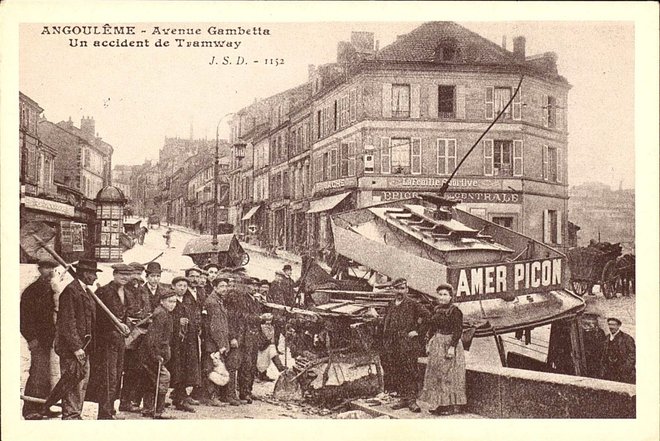16 - Angoulême accident de tramway.jpg