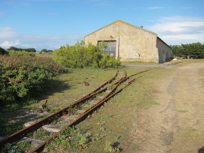 Quiberon - L'aiguillage devant le hangar.JPG