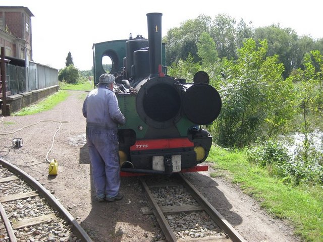 Joel devant boite.jpg