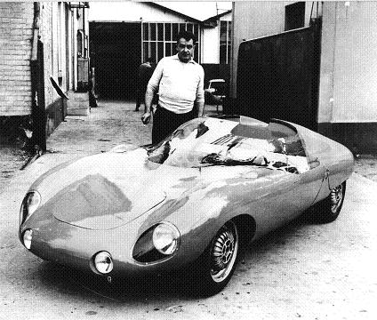 1961-Rene-Bonnet-presente-le-tank-a-moteur-Panhard-central-arriere1.jpg