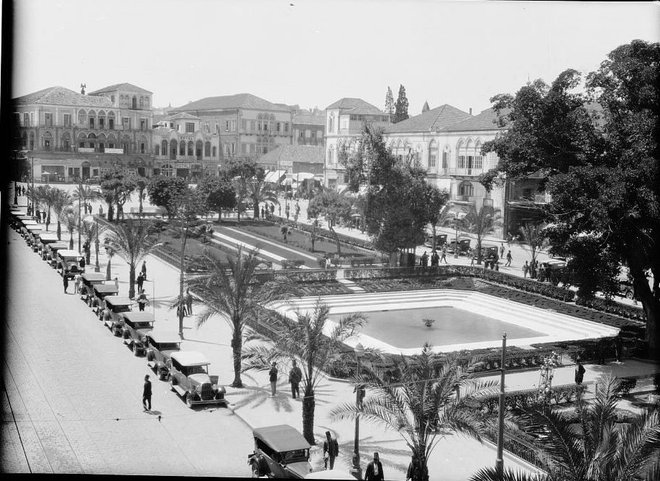 30 - Beyrouth PlacedesMartyrs bourj 1930.jpg