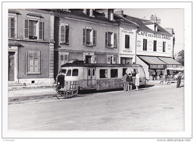 77 - Montereau PHOTO Train Autorail devant le Café des deux Gares et garage Cycles Autos Le 9 août 1958.jpg