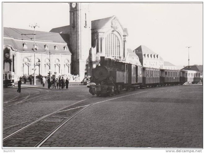 Luxembourg -  place de la gare en tête du train una mallet (série 401-404 SACM Grafenstaden 1904) 09_08_1953.jpg