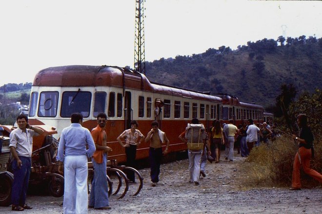 CFC - Casamozza ABH bloqués par une manifestation d'agriculteurs à l'entrée de la gare - 1976 08.jpg