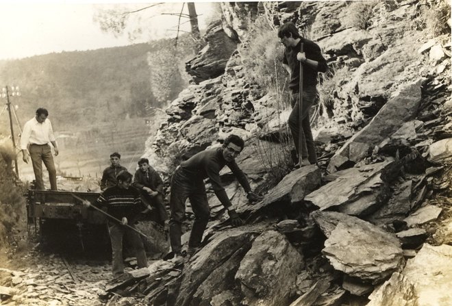 Equipe AJECTA déblaiement éboulement St Julien des Points 28.3.70.jpg