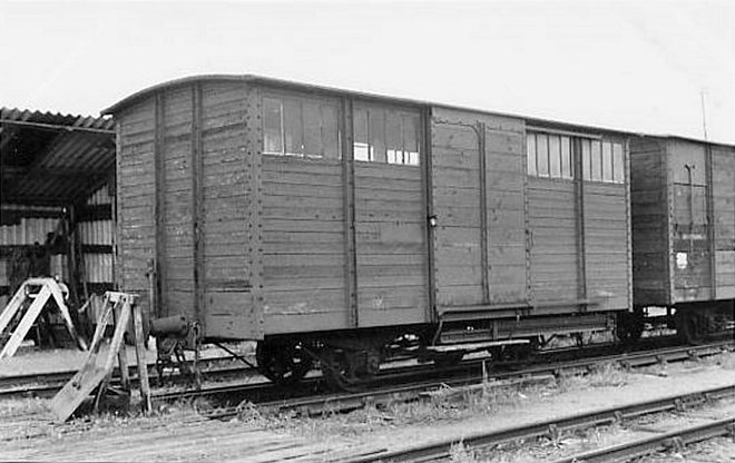 41 - Loir & Cher  wagon couvert de secours train du Blanc Argent en gare de Romorantin - Collection Pérève  (2).jpg