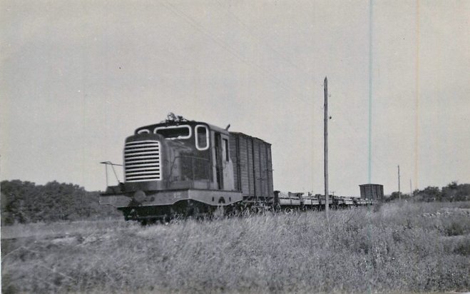 89 - Près de LAROCHE (chemins de fer de l´Yonne) - Train de marchandise.jpg