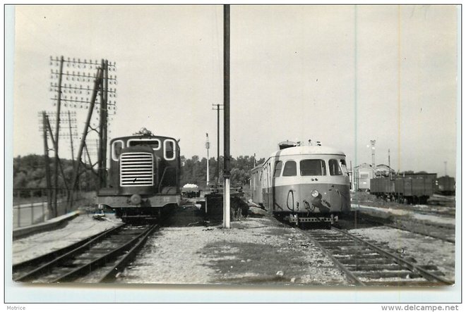 89 - LAROCHE (chemins de fer de l´Yonne) - Autorail et Tracteur.jpg