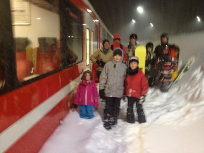 la-vingtaine-de-passagers-a-du-rallier-argentiere-a-pied-depuis-la-gare-de-montroc-sous-la-neige-et-avec-bagages-et-enfants-photo-j-f-v-1455305358.jpg