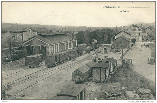 89 - Chablis La Gare vers 1900 nombreux wagons de marchandises et Voyageurs.jpg