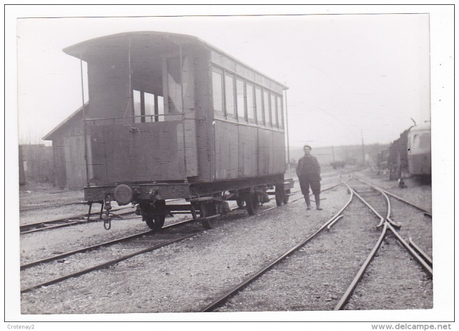 89 - Chablis PHOTO Train Wagon Voiture Voyageurs avec passerelle aurorail Homme en bottes le 31 décembre 1951.jpg