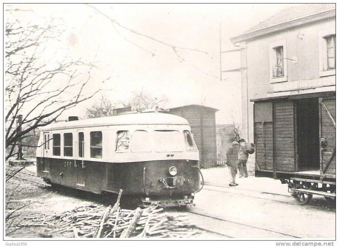 89 - Autorail en gare de Noyers sur Serein fin des années 40.jpg