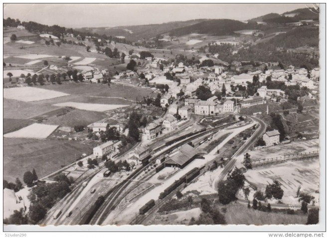 43 - En avion au-dessus de ... Dunières (avec beau plan de la gare).jpg