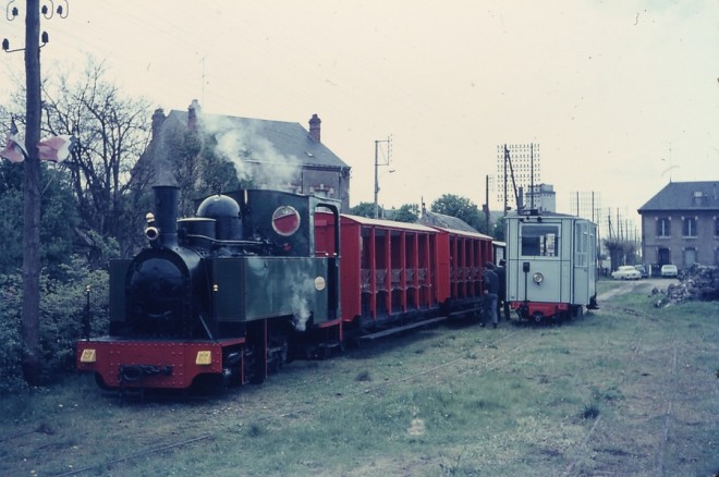 21XCVI Rame inaugurale en gare avec AT1 23.4.66.jpg