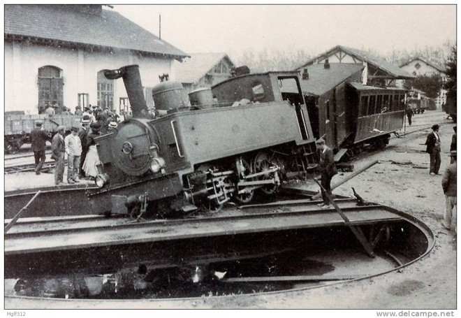 83 - FREJUS Déraillement d'une 030T Pinguely le 28 avril 1907 au dépôt du Sud France.jpg