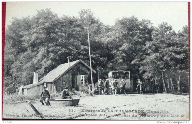 17 - LA TREMBLADE -- LE GALON D'OR---ARRIVEE DU TRAMWAY.jpg