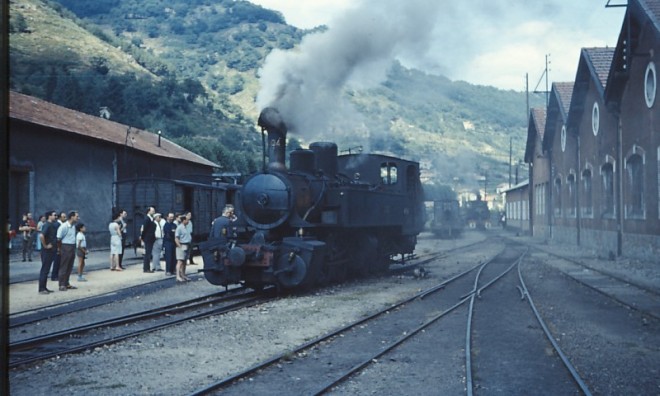 Le Cheylard la 404 manoeuvre pour la DT 19670820.jpg