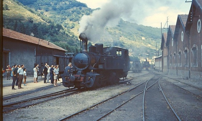Le Cheylard la 404 manoeuvre pour la DT 19670820-b.jpg