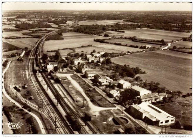 86 - Saint Saviol La Gare Vue Générale Ligne Paris Bordeaux Vestige des chemin de fer économique sur la gauche.jpg