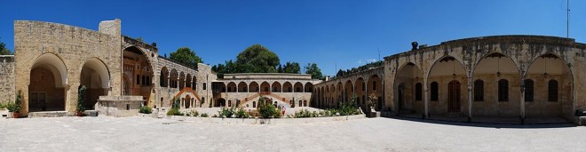 608 - 1024px- Beiteddine_Castle_Courtyard_Panorama Peripitus.jpg