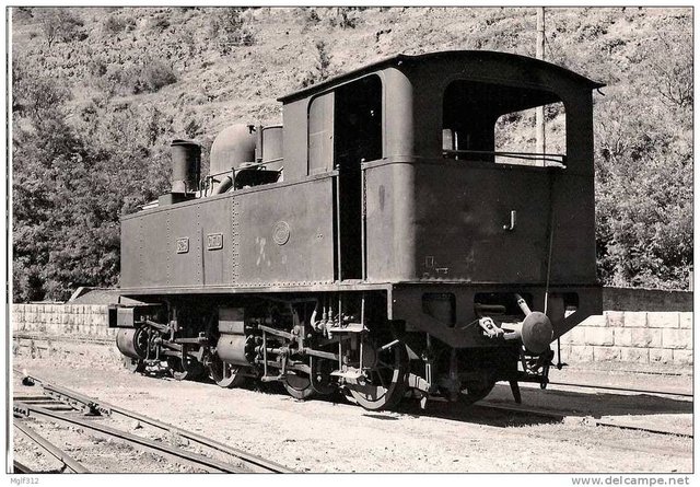 Chemin de Fer DÃ©partementaux de LOZERE BVA 570-3 Loco vapeur type  MALLET  SACM nÂ°325 Ã  FLORAC le 12-07-1956.jpg