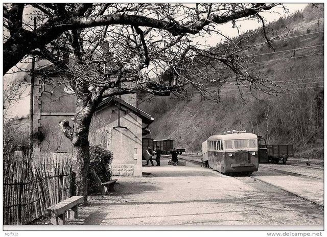 Chemin de Fer DÃ©partementaux de LOZERE BVA 570-5 Autorail de DION et remorqueÃ  un essieu Ã  FLORAC le 29-03-1968.jpg
