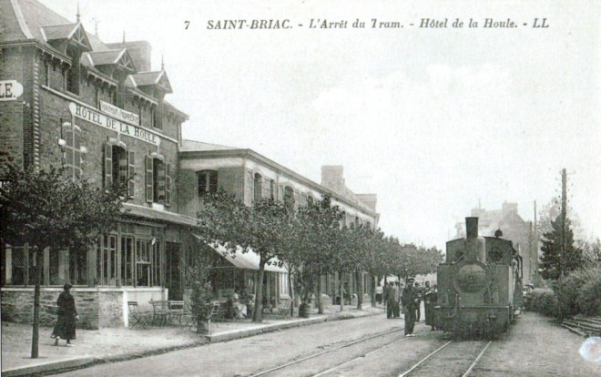 35 - SAINT.BRIAC. L'Arret du Tram. Hotel de la Houle.jpg