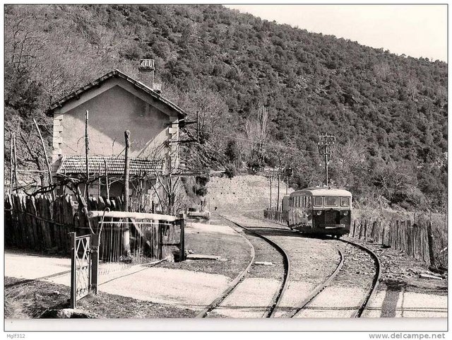 Chemin de Fer DÃ©partementaux LOZERE BVA 570-9 Autorail - remorque De Dion halte de St-FREZAL-de-VENTALON le 29-03-1963.jpg