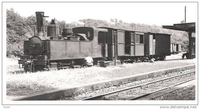 Train Tulle pour Argentat en gare de Saint Bonnet Avalouze.jpg