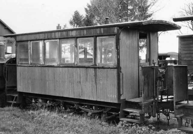 BVA 558-06 - Voiture nÂ° Cf 49 en gare - LE MORTIER-GUMOND (19) - TC -.jpg