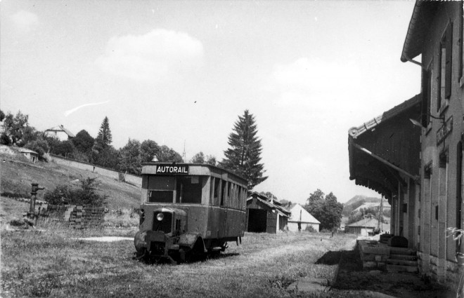 25 - Autorail en gare de Foncine-le Haut en 1949.jpg