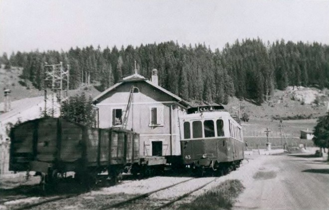 25 - CFD - Ligne Pontarlier-Mouthe - Foncine - Autorail Brissonneau ex Anjou en gare de Oye et Pallet en 1950.jpg