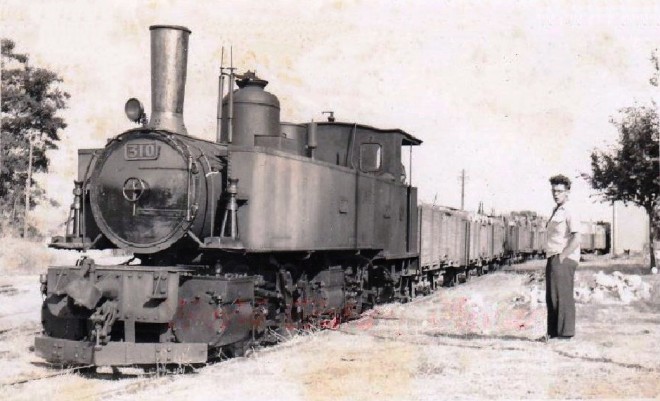 20 - CORTE ( Corse ) - Le Train à voie étroite - Locomotive 310 avec wagons de marchandises.jpg