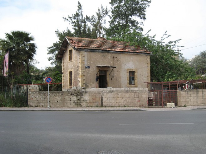 704 - Beyrouth,_garde-barrière.JPG