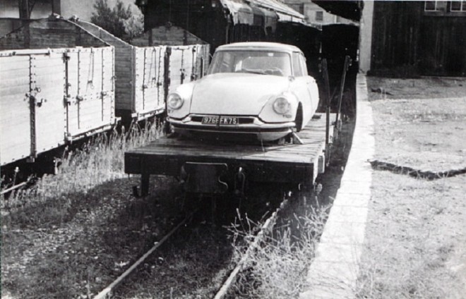 06 - Citroën DS sur plateau dépot ferroviaire de NICE Coll Schnabel 2.jpg