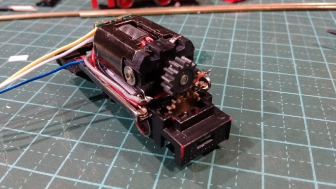 Jouef V10 moteur Mabuchi avec DZ126 01 reduit.jpg