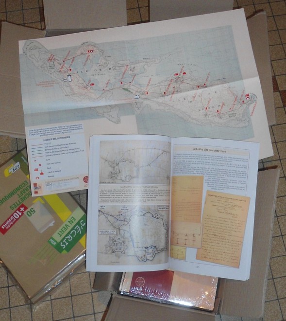 Livre et carte.jpg