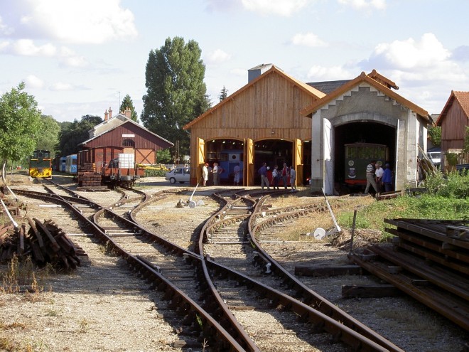 Remise CFD en gare d'Ecueillé. 7 août 2005. pme.jpg