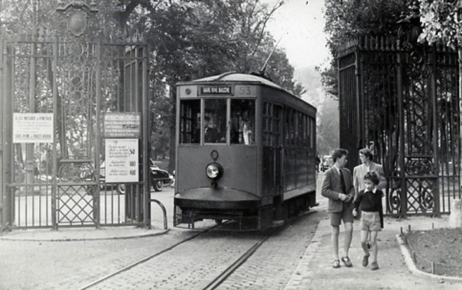 78 - Versailles. Tramway boulevard de la Reine. Grille du Trianon. Photo Jacques Bazin. 17 Octobre 1954.jpg