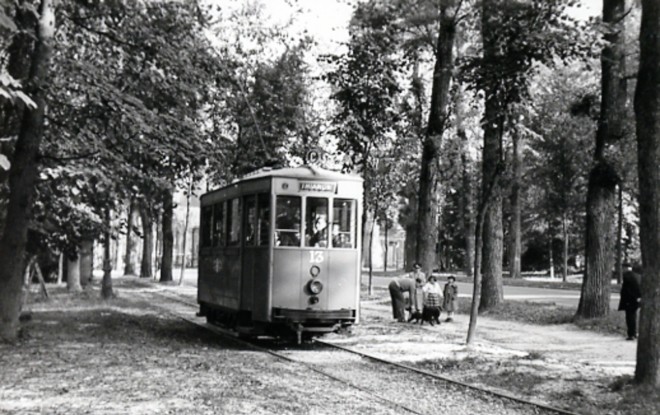 78 - Versailles. Tramway dans le parc du château, au Trianon. Photo Jacques Bazin. 11 Octobre 1953.jpg